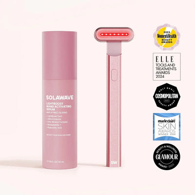 O Solawave Rose Gold 4-in-1 Red Light Therapy Wand & Activating Serum Kit melhora Radiant Renewal com uma terapia rejuvenescedora de luz vermelha. Os emblemas dos prémios Womens Health, Elle, Cosmopolitan, Marie Claire e Glamour são apresentados no lado direito.