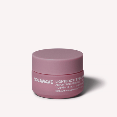 Um frasco cor-de-rosa do Solawave LightBoost Eye Cream está centrado num fundo neutro, realçando a sua tecnologia LightBoost e a fórmula com infusão de colagénio vegan para propriedades amplificadoras e refirmantes que elevam a sua rotina de cuidados da pele.