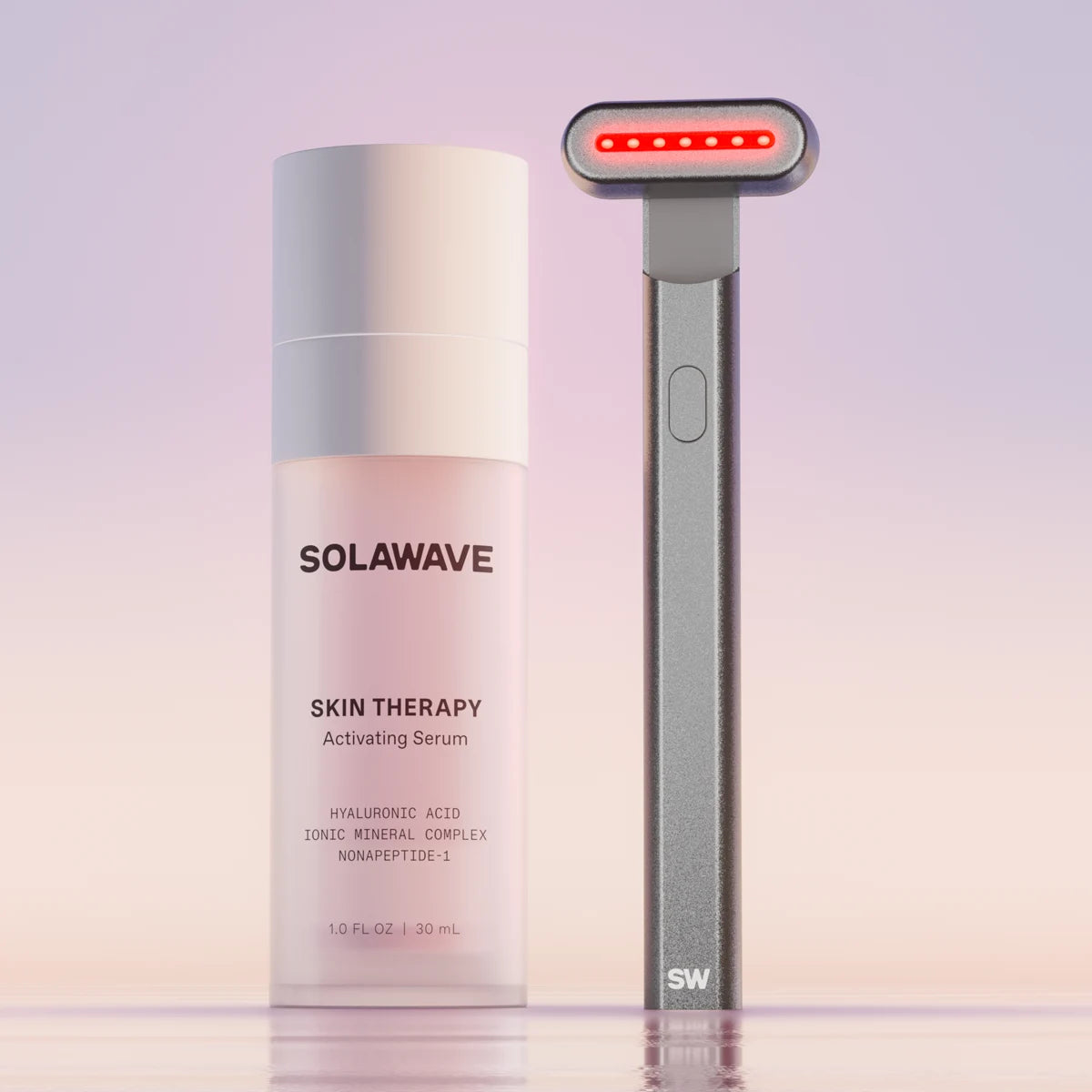 Apresentando o Solawaves 4-in-1 Red Light Therapy Skincare Wand & Activating Serum Kit, com uma varinha de carvão vegetal ideal para terapia. O pano de fundo brilha com tons pastel de rosa e roxo.